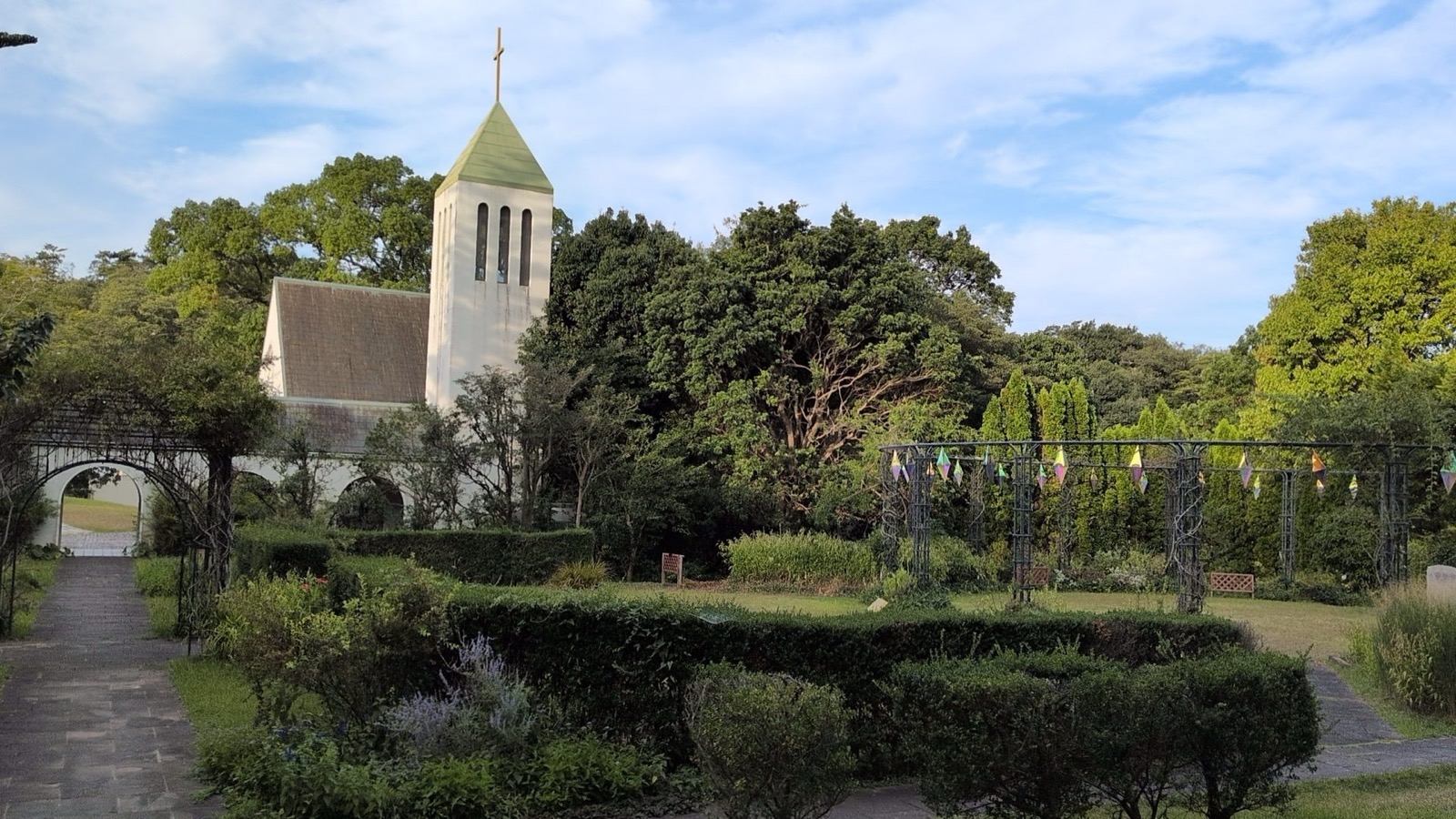 教会を望むつま恋リゾートの庭園