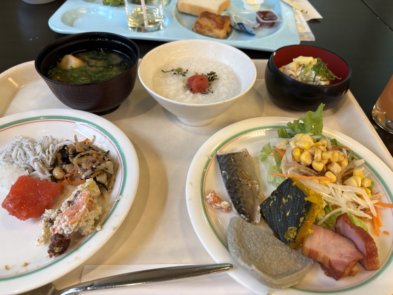 魚、野菜、汁物などが盛られた夕食の皿
